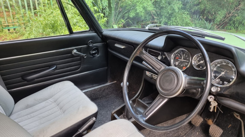 1974 BMW 2004 SA - interior