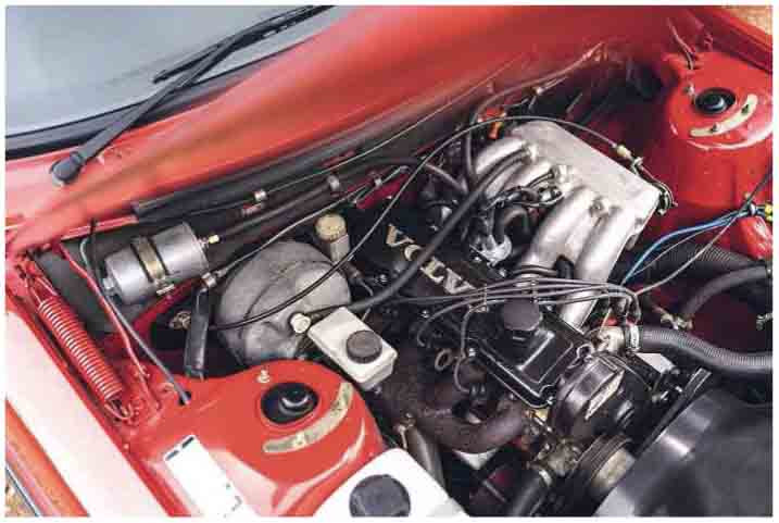 1989 Volvo 245 GLT - engine
